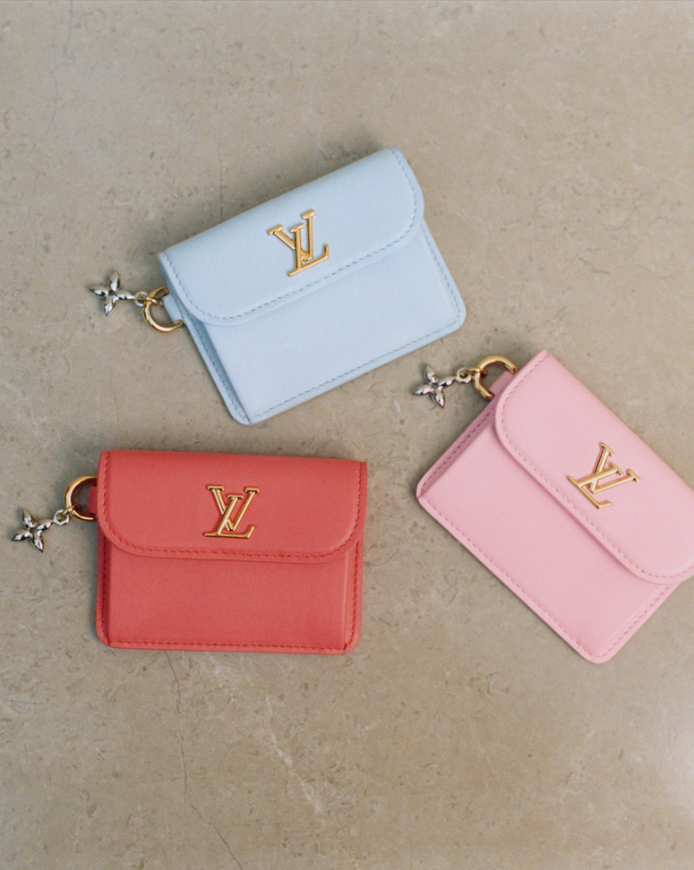 Why are we all ditching long wallets for luxury cardholders in 2026? | Scent Lab 33