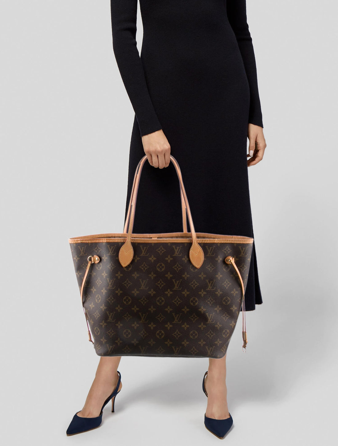 Margot Robbie’s Louis Vuitton 2026 Street Style: Is the "Big Bag" Era Officially Back? | Scent Lab 33