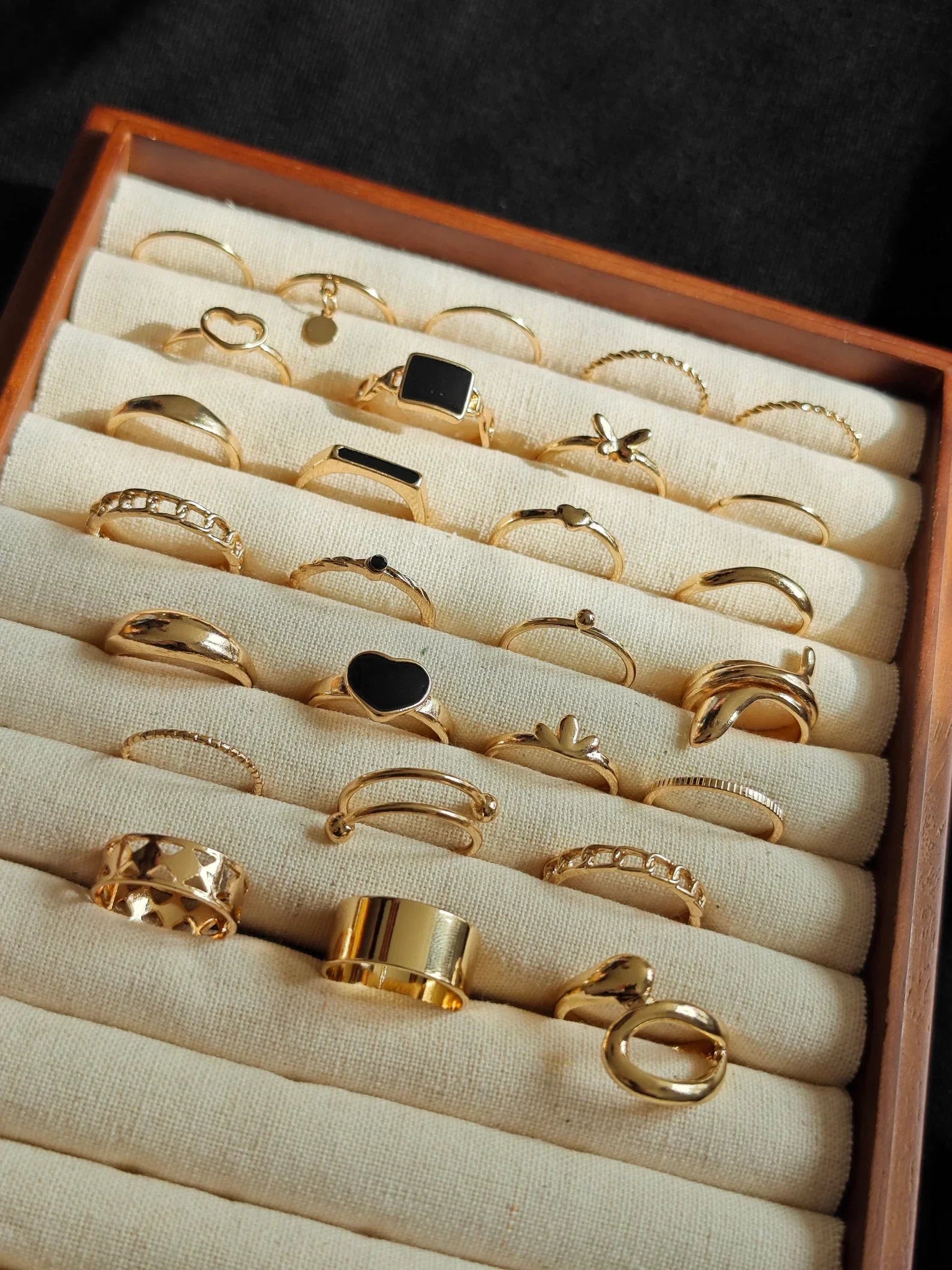 Why London's 27pcs Black & Gold set is 2026's biggest style secret | Scent Lab 33